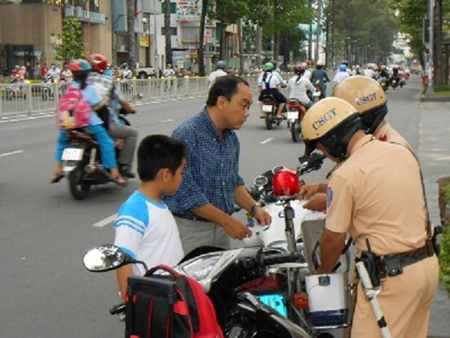 Hôm nay (1/4), bắt đầu xử phạt hành vi không đội mũ bảo hiểm cho trẻ em. (Ảnh minh họa)